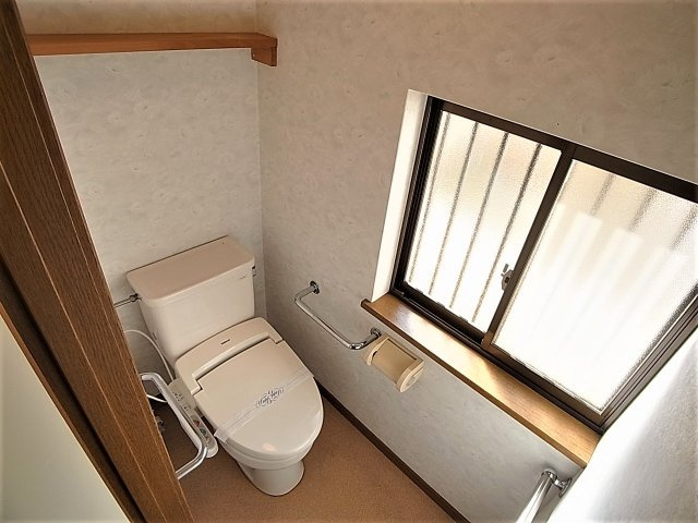 神戸市長田区宮川町６丁目の一戸建てのトイレ|窓あり換気良好・温水洗浄付きトイレ