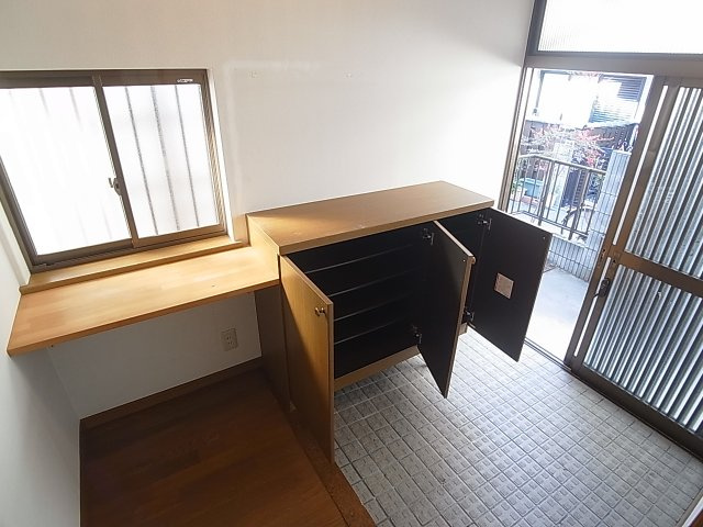 神戸市長田区宮川町６丁目の一戸建ての玄関|ゆったりした玄関には大きな靴箱も有ります