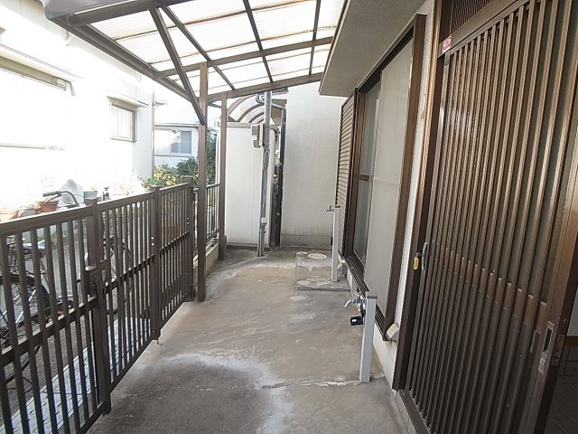 神戸市長田区宮川町６丁目の一戸建てのエントランス|玄関前のポーチにはバイクや自転車も置けます