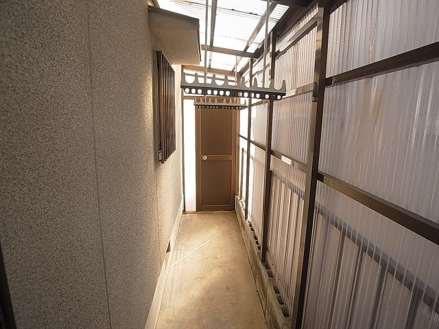 神戸市長田区宮川町６丁目の一戸建てのバルコニー|屋根付き物干しスペースとしても、物置としても多目的に使えます