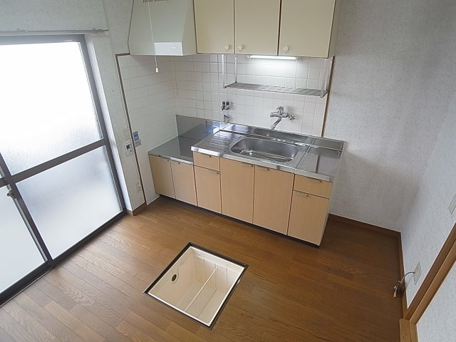 神戸市長田区宮川町６丁目の一戸建てのキッチン|ガスコンロ設置可能、床下収納付きキッチン