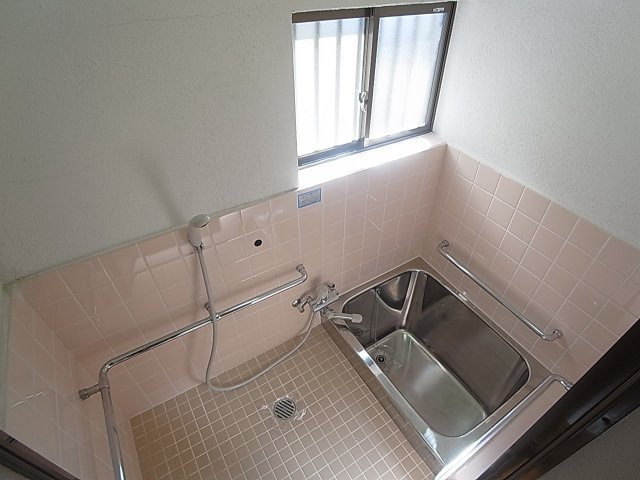 神戸市長田区宮川町６丁目の一戸建ての浴室|窓付きの浴室、ゆったりサイズです