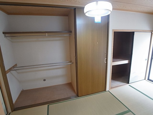 神戸市長田区宮川町６丁目の一戸建ての収納|大きな壁一面の収納とクローゼット、押し入れも有ります