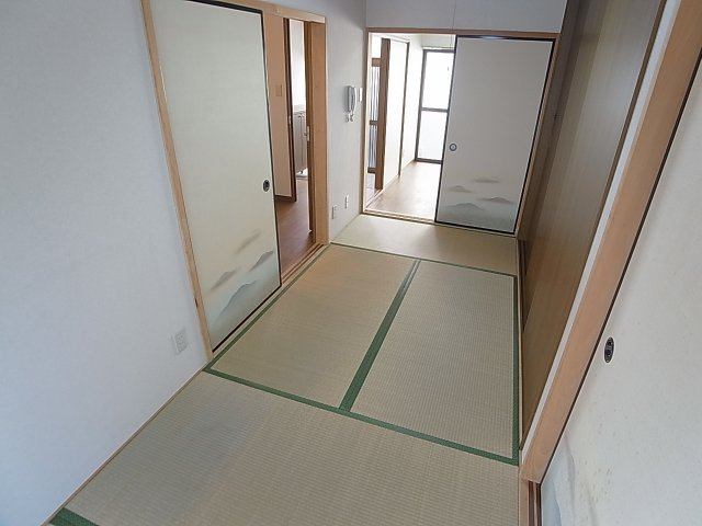 神戸市長田区宮川町６丁目の一戸建ての内装|5帖の和室、落ち着きます