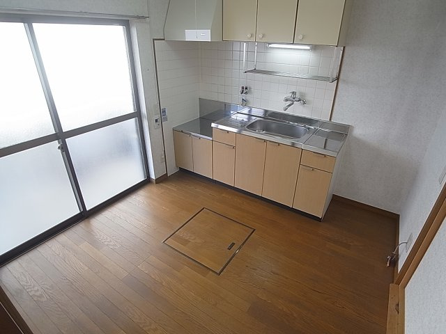 神戸市長田区宮川町６丁目の一戸建ての内装|大きな冷蔵庫やテーブルも置けるダイニング