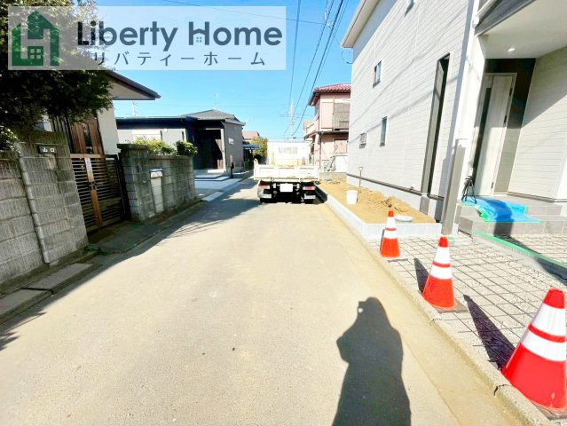 つくばみらい市伊奈東　新築戸建の前面道路含む現地写真