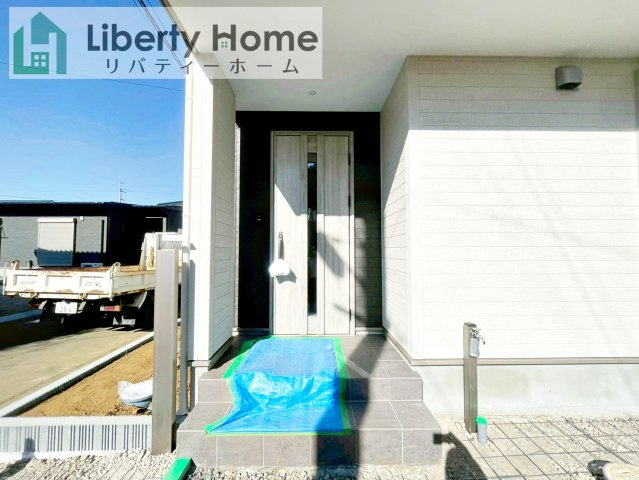 つくばみらい市伊奈東　新築戸建のエントランス