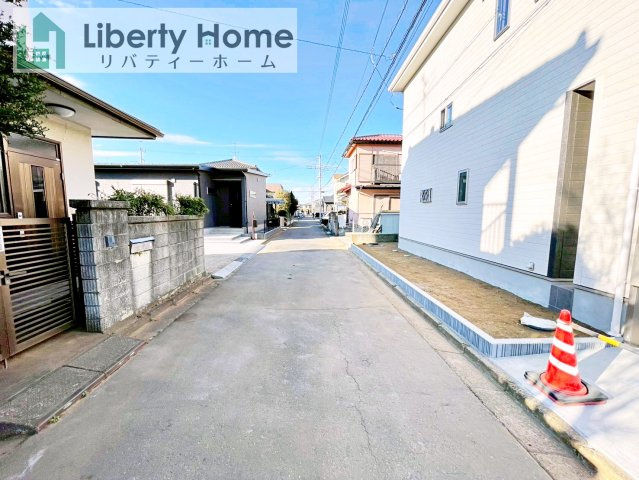 つくばみらい市伊奈東　新築戸建の前面道路含む現地写真
