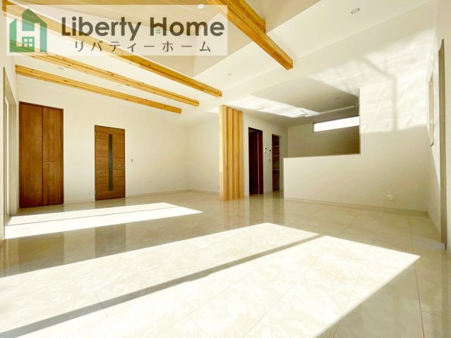 つくばみらい市伊奈東　新築戸建の居間・リビング