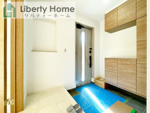 つくばみらい市伊奈東　新築戸建の玄関