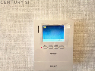 訪問者が来たときにテレビ画面で確認できるため、安心してドアを開けられます。録画機能があるものもあり、留守中に来訪者を記録しておくことができます。利便性が高く、セキュリティ面でも安心です。
