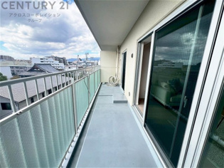 南向きバルコニーは日照が豊富で温暖な陽光を受けられ、植物の育成やリラックススペースとして活用可能です。洗濯物の乾燥が速く、快適な生活環境を提供。自然の光を取り込み、室内を明るくしてくれます。
