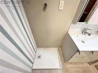 洗濯物の仕分け作業がしやすく、整理整頓が容易になります。洗濯音や湿気を他の部屋に持ち込まず、生活環境を快適に保ちます。上部を活用すれば収納スペースを確保でき洗剤や洗濯用品の整理もしやすくなります。
