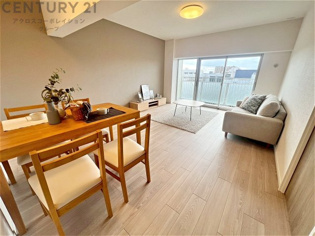 キッチン前のダイニングスペース　カウンターキッチンから料理の受け渡し等に便利です。ダイニングセットを置いても十分な広さを確保。
