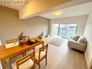 リビングダイニングは家族や友人とのコミュニケーションを楽しむ場所でくつろぎながら食事や会話を楽しめ、多目的に利用できリラックスできる空間です。家庭内の中心として機能し、快適な生活をサポートします。
