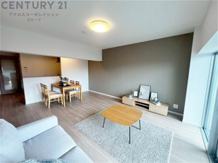 南向きのバルコニーに面したリビングは、明るい光が入ります。