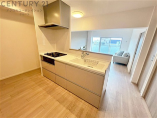 シンプルなデザインと使いやすさを兼ね備えた対面式システムキッチンは、効率的な作業スペースを提供し、家族やゲストとのコミュニケーションを促進します。
