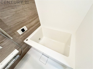 ユニットバスは省スペースでありながら、シンプルな設計と使いやすさを備え、簡便なメンテナンスが可能です。またミラー・小物置き場もあり便利です。
