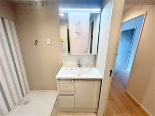 化粧品や洗顔料、歯ブラシなどの必需品をまとめて置ける収納スペースがあり、使用するたびに取り出す手間が省けます。また、水回りのため、濡れても大丈夫な素材が使用されており、お手入れが簡単です。
