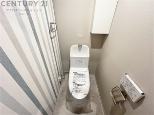 温水洗浄便座付トイレは温水洗浄機能により、暖かい水でおしりを洗浄することができ、冷たい水を使う従来の便座に比べ、温水洗浄機能で暖かいトイレを提供し、快適な使用を可能にします。
