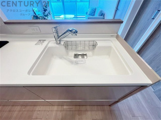 大きなシンクでお鍋などの大きな調理器具を洗う際にも便利です。
