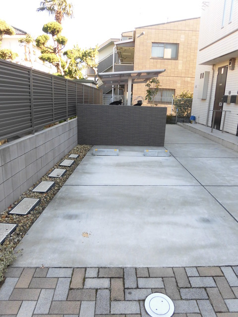 プレジール粕谷の駐車場