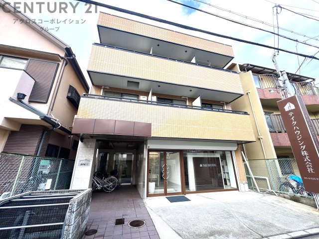 オートロックで外部の人間が簡単に出入りできないため安心です。