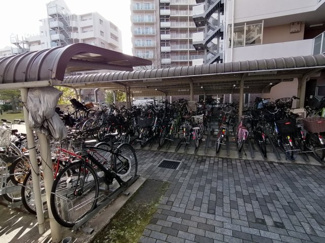 【駐輪場】 | ソワール新檜尾台五号棟 | 駐輪場に屋根があるので、雨の日に自転車が濡れにくく嬉しいですね