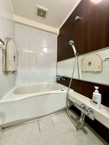 セントヒルズ東浦和の浴室|ダークブラウンのアクセントパネルが上質な雰囲気を演出。追焚機能付き浴槽で、一日の疲れを癒すくつろぎの空間です。