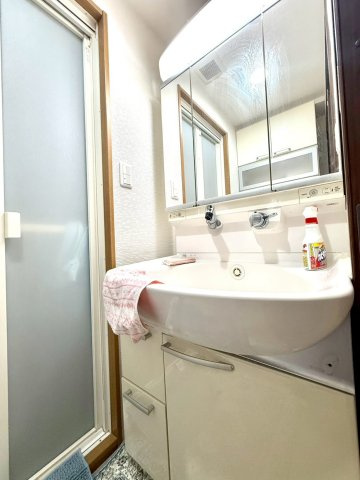 セントヒルズ東浦和の独立洗面台|三面鏡付きの洗面化粧台。明るい照明と広々としたボウルで、朝の身支度も快適。清潔感あふれるデザインです。