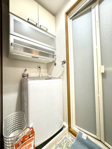 セントヒルズ東浦和のランドリースペース|洗濯機上には便利な吊戸棚を配置。洗剤やタオルなどがすっきり収まる、実用性に優れたランドリースペースです。