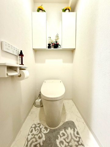 セントヒルズ東浦和のトイレ|清潔感あふれるホワイトを基調とした空間。収納棚と飾り棚を設け、機能性とデザイン性を兼ね備えています。