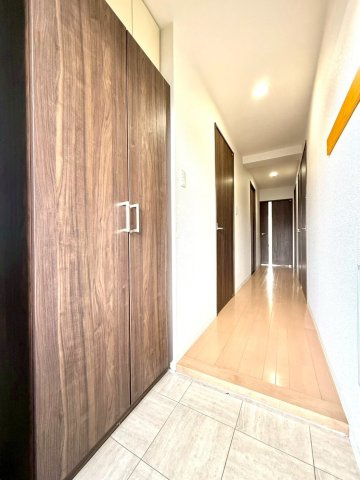 セントヒルズ東浦和の玄関|木目の建具と明るいフローリングが調和した清潔感ある玄関。収納も備え、住まいの第一印象を美しく整えます。