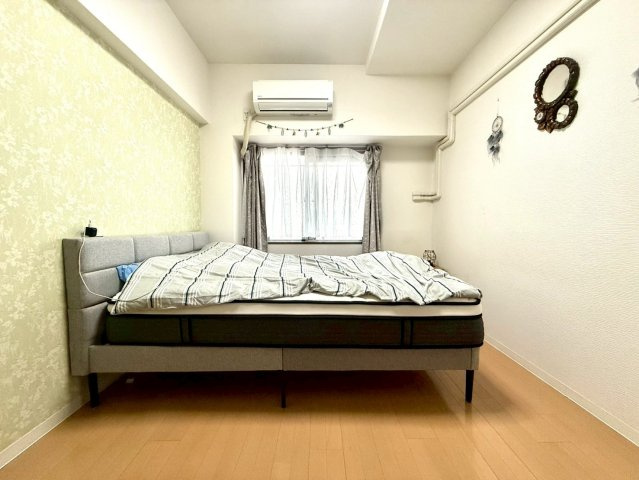セントヒルズ東浦和の洋室|やわらかなグリーンのアクセントクロスが癒しを添える主寝室。南向きの窓から穏やかな光が差し込みます。