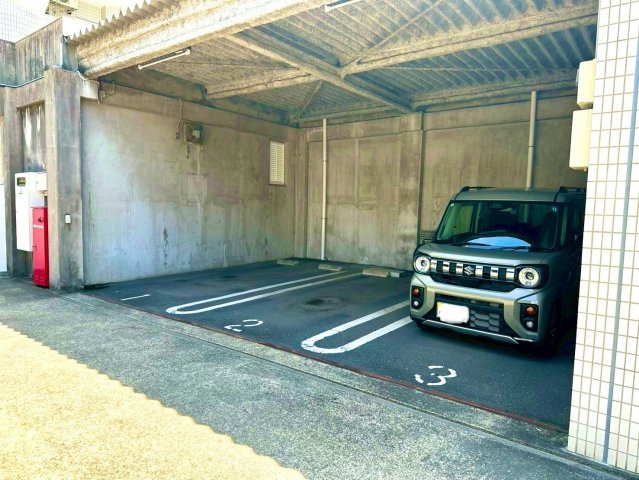 セントヒルズ東浦和の駐車場|やわらかなグリーンのアクセントクロスが癒しを添える主寝室。南向きの窓から穏やかな光が差し込みます。