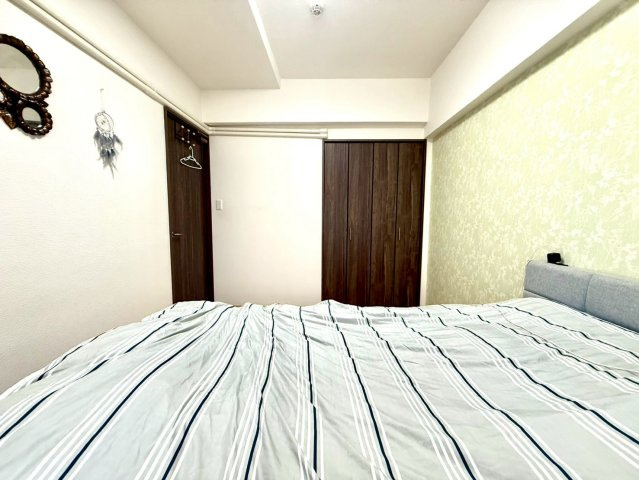 セントヒルズ東浦和の洋室|ブラウンのクローゼットが落ち着いた印象を与える寝室。シンプルで上品な内装が家具との調和を引き立てます。