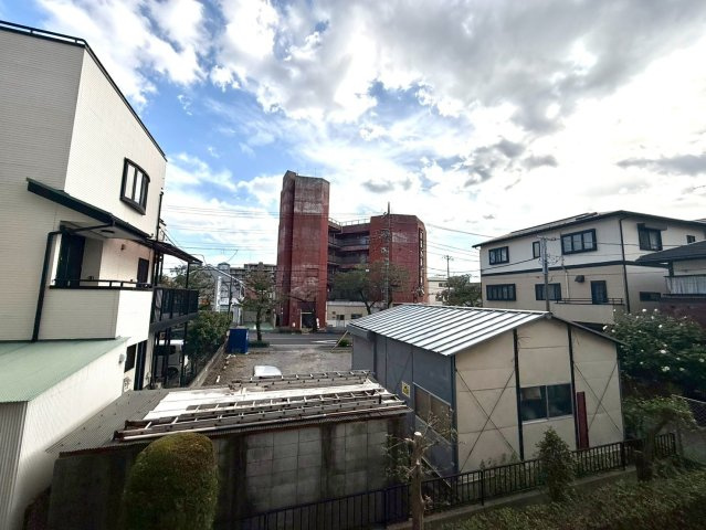 セントヒルズ東浦和の展望|周囲に高い建物が少なく、開放的な眺望が楽しめます。心地よい風と光に包まれた住環境です。