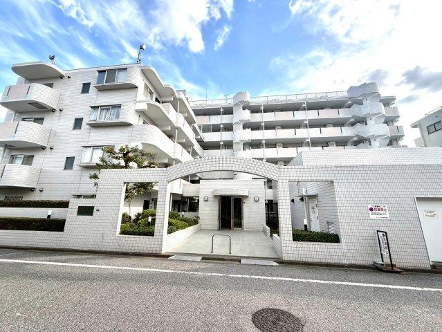 セントヒルズ東浦和の外観|白を基調とした清潔感あふれる外観。穏やかな街並みに調和し、管理の行き届いた美しいフォルムが上質な暮らしを感じさせます。