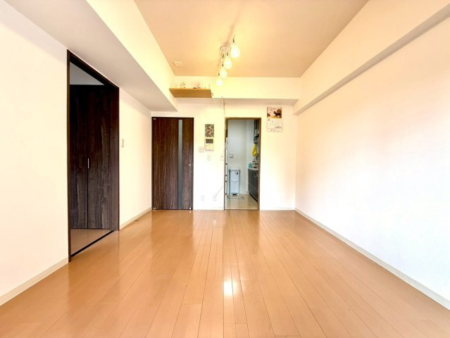 セントヒルズ東浦和の居間・リビング|明るい木目フローリングと白壁が調和した開放的な空間。大きな窓から差し込む光が、心地よい日常を演出します。