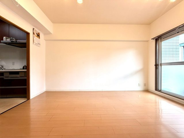 セントヒルズ東浦和の居間・リビング|キッチンと一体感のあるLDKは、自然光に包まれるくつろぎの場。家具の配置がしやすいシンプルで洗練されたデザインです。