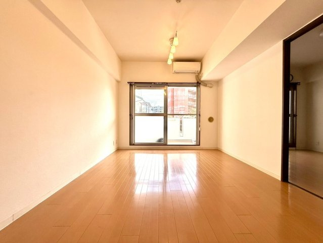 セントヒルズ東浦和の居間・リビング|ナチュラルな床材が温かみを感じさせる約14帖超のリビング。明るく風通しも良く、ご家族の団欒に最適な空間です。