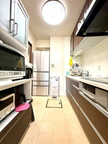 セントヒルズ東浦和のキッチン|機能性と美しさを兼ね備えたシステムキッチン。ゆとりある通路幅で、家事動線にも配慮された快適なレイアウトです。