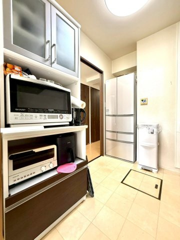 セントヒルズ東浦和のキッチン|電子レンジや家電をすっきり配置できる造作収納。生活感を抑えつつ、スタイリッシュに整ったキッチンスペースです。