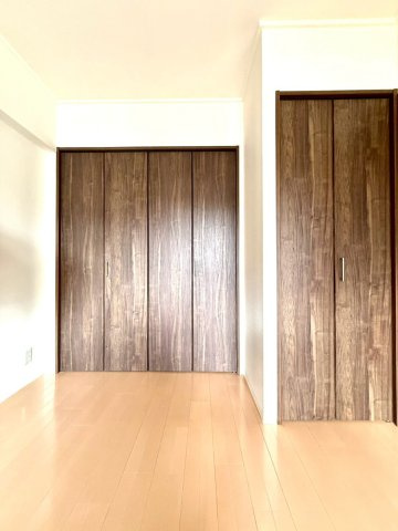 セントヒルズ東浦和の洋室|重厚感あるブラウンの建具が上質な印象を与える洋室。豊富な収納を備え、主寝室としても心地よくお使いいただけます。