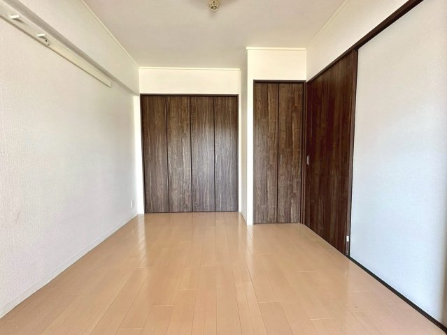 セントヒルズ東浦和の洋室|重厚感あるブラウンの建具が上質な印象を与える洋室。豊富な収納を備え、主寝室としても心地よくお使いいただけます。