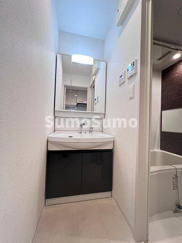 ViVi EBISUの洗面所|ゆったりとスペースのある洗面所