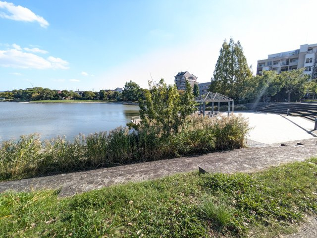 【その他】 | ダイアパレスレイクビュー井尻 | 建物の目前には緑豊かな湖が広がります。日々の疲れを癒やすくつろぎ、毎日のお散歩に便利です♪