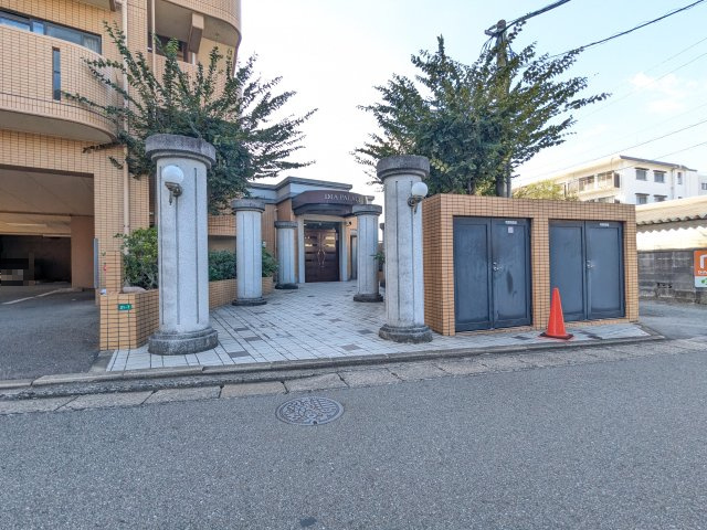 【エントランス】 | ダイアパレスレイクビュー井尻 | 重厚感のある共用エントランスです。タイル調の外壁が目を引きます♪