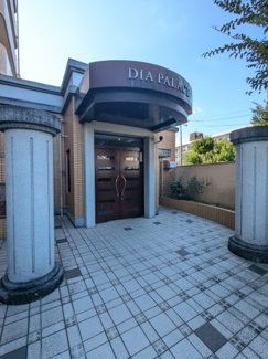 【エントランス】 | ホワイトのタイル貼りが爽やかな印象を受けるエントランス前です♪