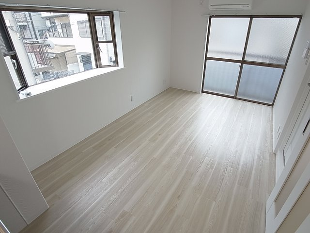 ＣＯＺＹ8の居間・リビング|白基調の綺麗なフローリングの明るい洋室